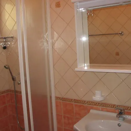 Manuela アパート ロパール